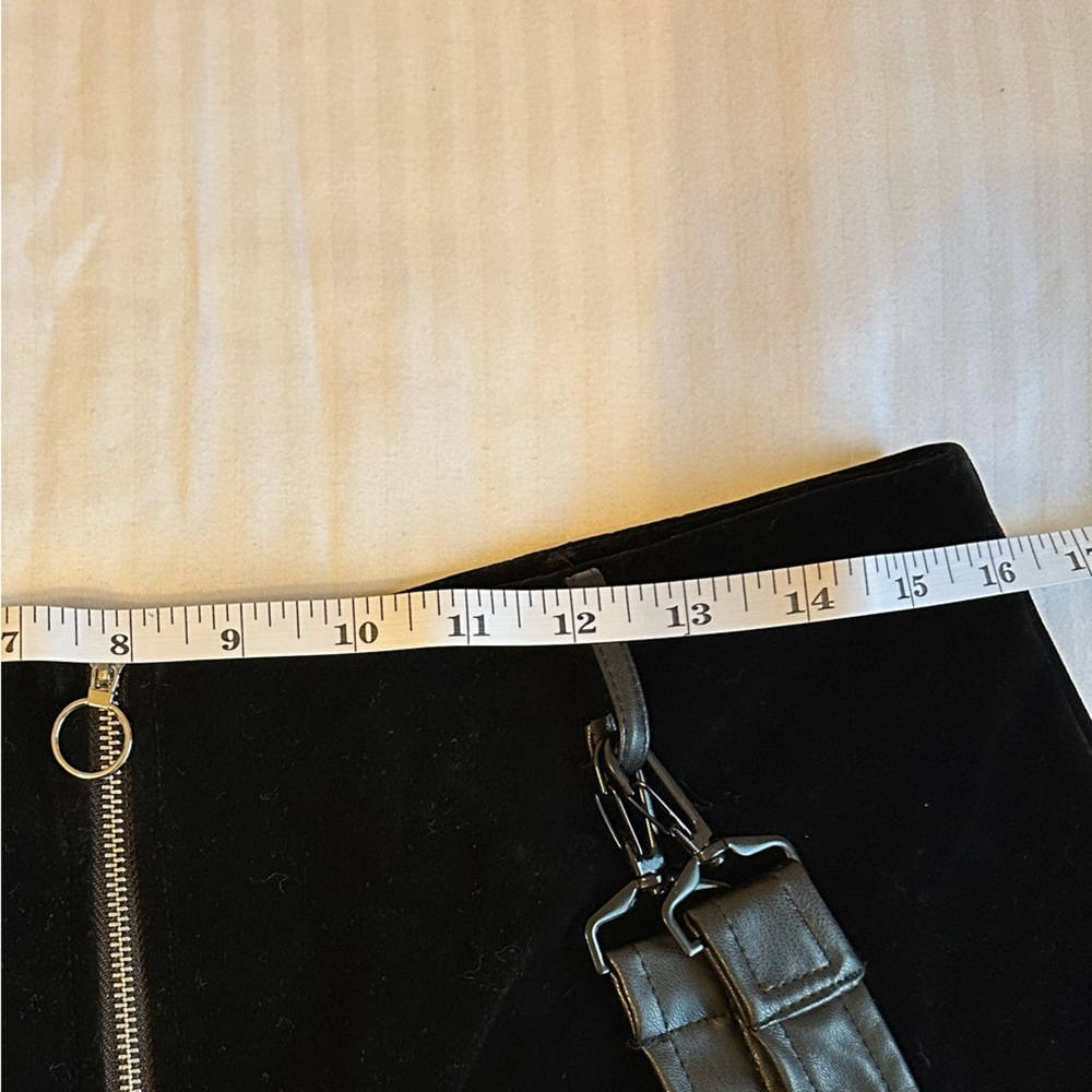 High Rise Black Velvet Lychee the Label Shorts NWT - Picture 2 of 5